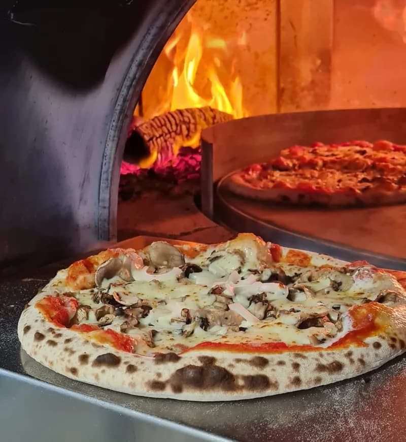 Pizza cuite au four à bois