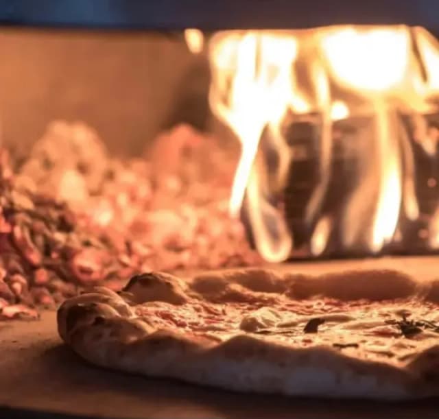 Pizza cuite au feu de bois