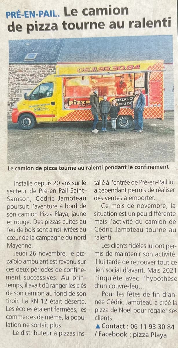 Le camion de pizza tourne au ralenti